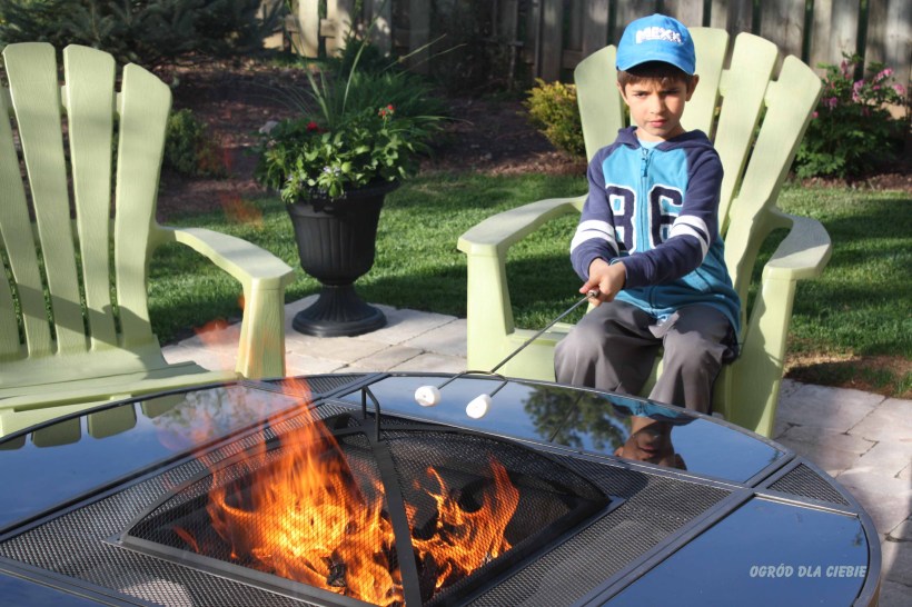 pieczenie pianki cukrowej nad ogniskiem