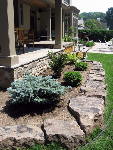 rabatka otoczona kamieniem