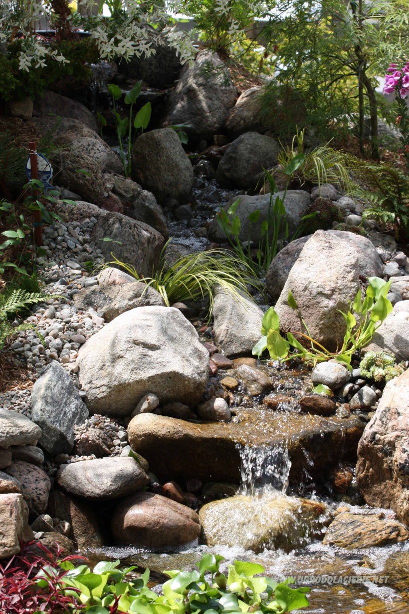 oczko wodne z wodospadem