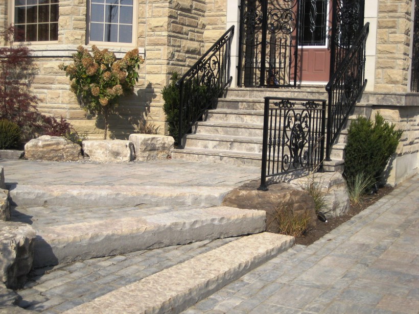 ścieżka z kamienia naturalnego