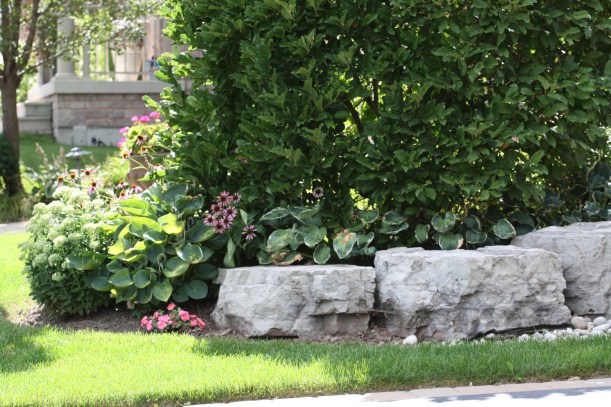 kamień naturalny w rabatce