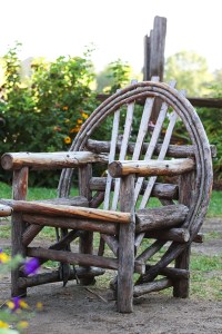 drewniane krzesło do ogrodu, meble do ogrodu