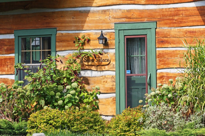 drewniany domek letniskowy z napisem "snow palace"