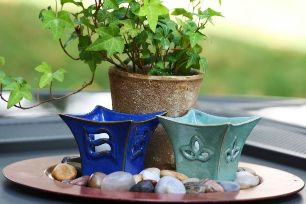 dekoracja jesienna na stolik, świece, kamienie, bluszcz