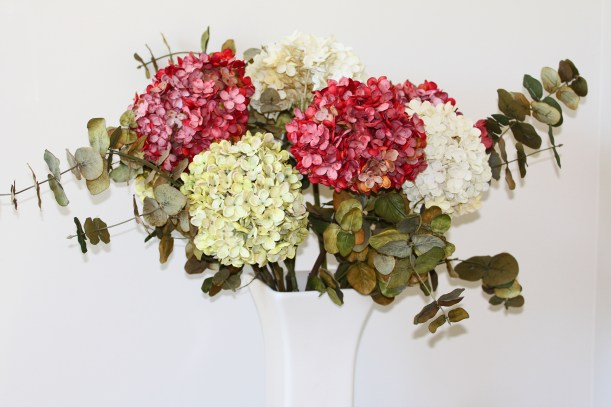 kolorowe hortensje w wazonie