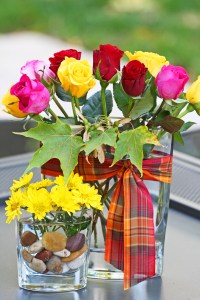 kolorowe róże w szklanym wazonie, jesienna dekoracja