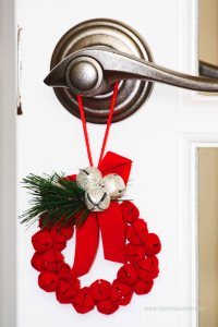 czerwony wianuszek na klamkę, dekoracja świąteczna