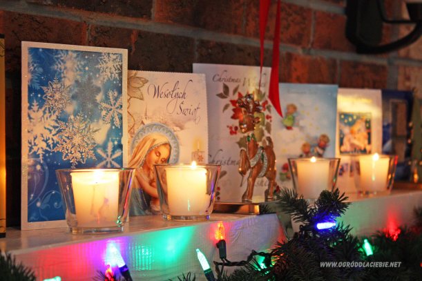 kominek z czerwonej cegły udekorowany na kartami świątecznymi