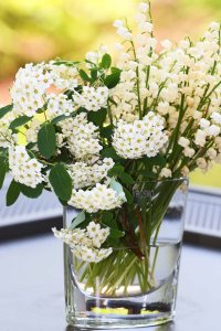 bukiet konwalii w flakonie