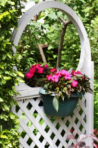 kwiatowa dekoracja na drzwi do ogrodu